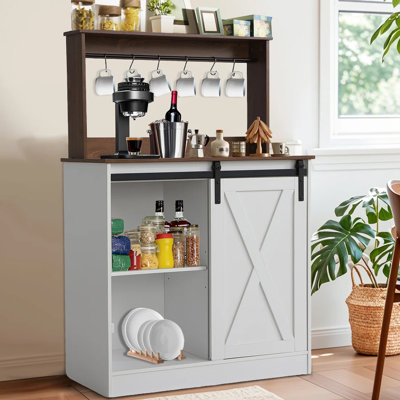 Bar à café Farmhouse avec porte de grange coulissante, armoire à café avec 6 crochets réglables et armoires d'angle avec rangement