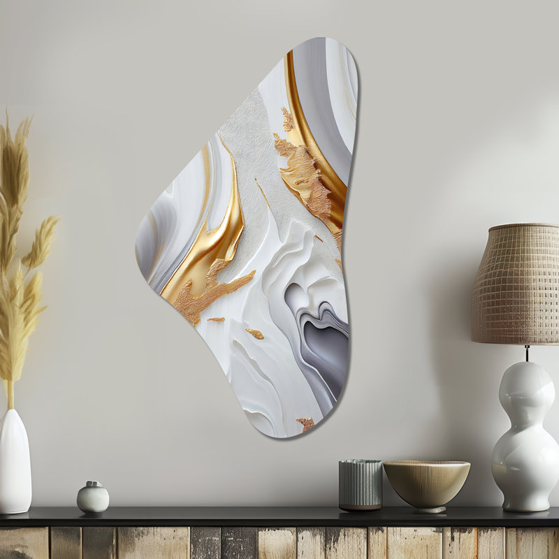 Hurd blanc et or marbré abstrait I - marbre asymétrique, art mural en métal, forme unique moderne, H 39 po x l 21 po x P 1 po