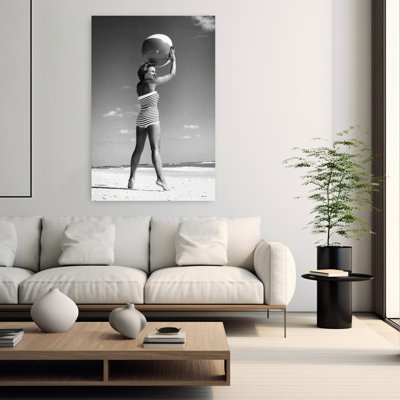 «1960S Woman In Stripes Swim suit Bathing tenant un ballon de plage debout sur une pointe des pieds, rétro, rétro, plage, océan, art mural