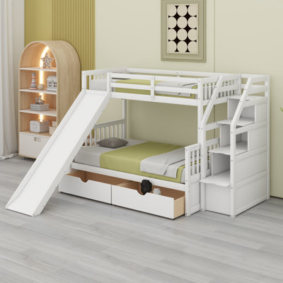 Lit simple superposé au dessus d'un lit double avec tiroirs, lit superposé en bois de pin avec escalier et garde-corps coulissants, chambre d'adolescent, mobilier de chambre d'amis