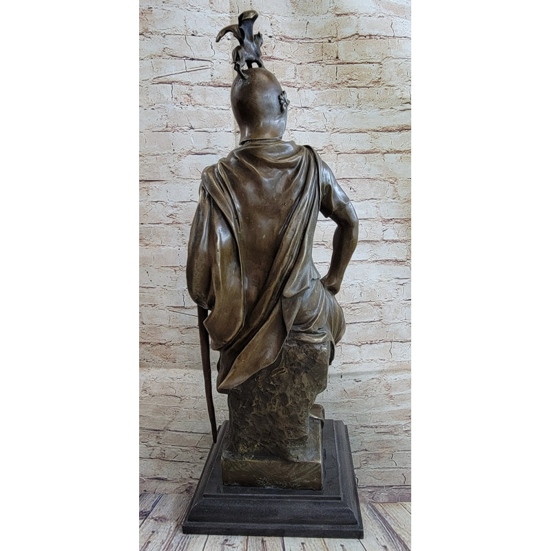 Statue du roi Arthur assis avec une statue en bronze
