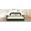 Lit moelleux en velours vert foncé: texture luxueuse légère, ajoutant une atmosphère haut de gamme à la chambre à coucher, grand lit-121062968