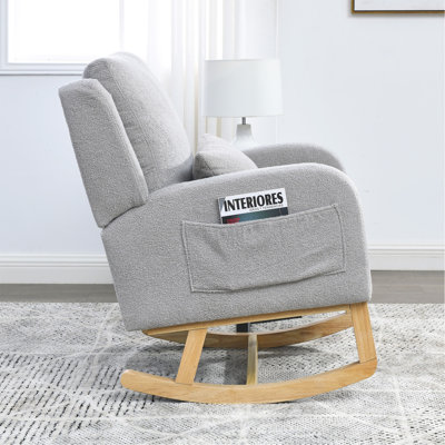 [Vidéo] Fauteuil à bascule décontracté moderne à dossier haut de 27,5 po Welike avec un coussin lombaire, deux poches latérales et un ours en peluche.