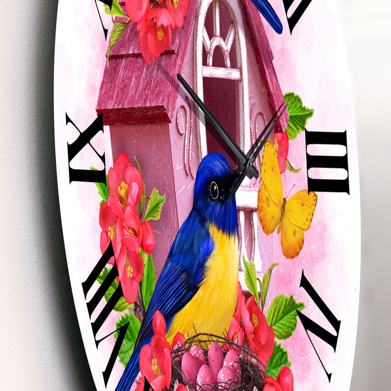 Deux oiseaux mésanges bleues et jaunes assis près du nid - horloge murale traditionnelle, Moyen