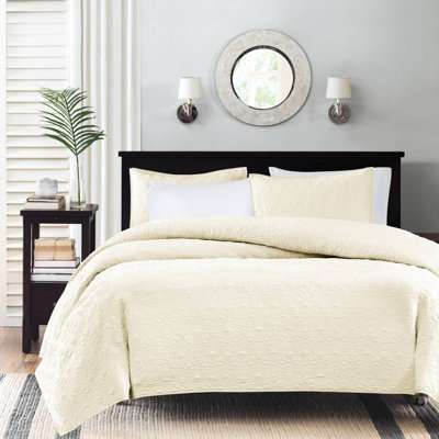 Couette réversible couleur crème, grand lit/queen. Parfait pour l'été et les journées froides. Garnissage en coton prélavé pour plus de douceur. Comprend 3 taies d'oreiller et 2 taies d'oreiller assorties. Motif. Lavable à la machine. Parfait pour l'hiver. Garnissage. Matelassage.