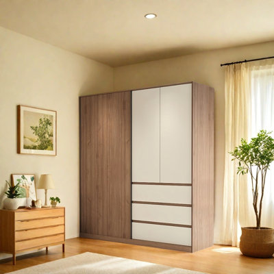 Petite garde-robe moderne et simple