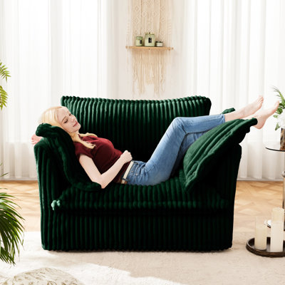 Fauteuil confortable avec grand coussin de dossier et revêtement en velours côtelé, construction à assise profonde et respirante