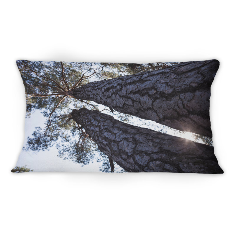 Silhouettes de deux troncs et sommets de pin épais - Coussin décoratif imprimé tropical 1