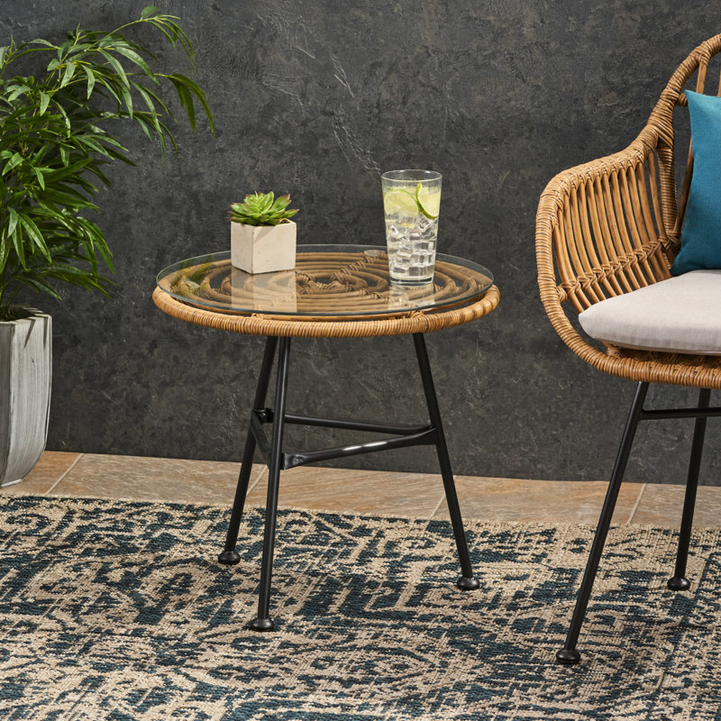 Table d'appoint tendance avec plateau en verre trempé stable et structure en acier robuste et élégante.