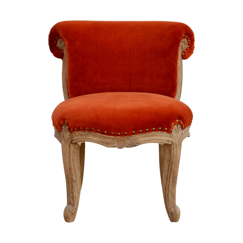 Chaise cloutée rouge brique