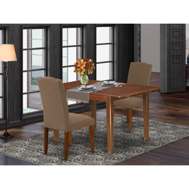L'ensemble de table de salle à manger 3 pièces comprend une table de cuisine rectangulaire avec une feuille de papillon et 2 chaises parsons en tissu café foncé en acajou
