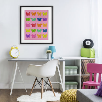 Papillons colorés sur fond rose, reproduction imprimée sous verre, design par Lish Creative