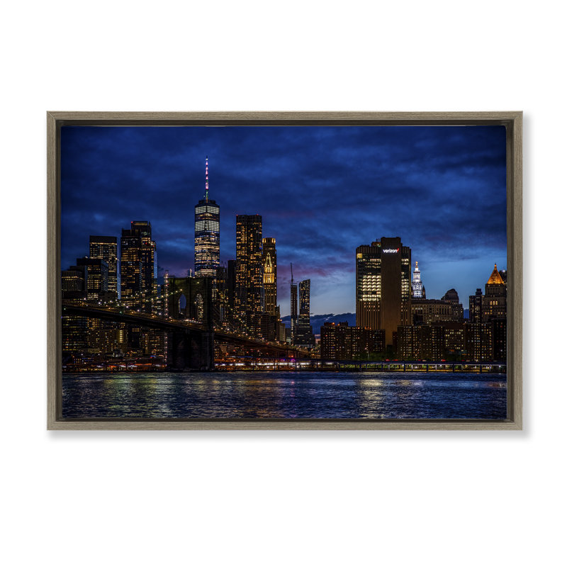 Cadre flottant Brooklyn Bridge at Night, design par Tim West, H 21 po x l 31 po, Montalcino orme flottant encadré