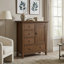 Armoire de rangement moyenne en bois massif de 39 po avec 4 tiroirs, tablette réglable et quincaillerie en laiton antique Redmond