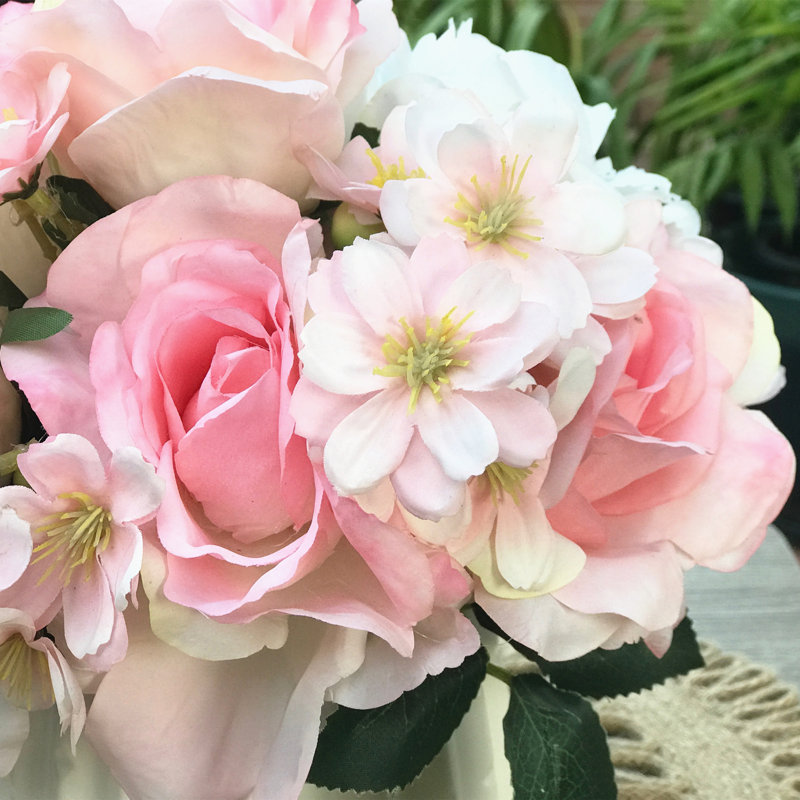 Agencements de rose ouverts et de la pièce maîtresse, Rose