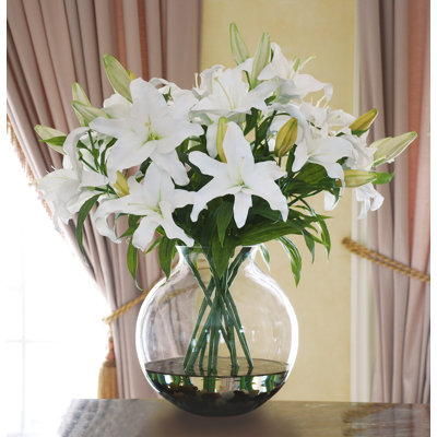 Arrangement floral lilies dans un vase