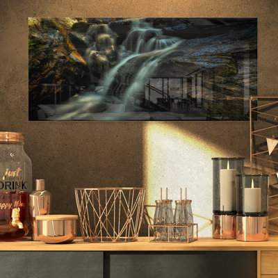 Slow Motion Waterfall in Summer - Photographie sans cadre sur métal