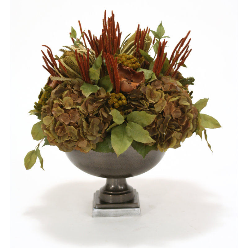 Hortensias, bois et couleur verte en métal urn
