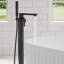 Robinet de baignoire autoportant à fixation au sol à poignée simple avec douche à main-107823707