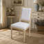 Ensemble de 2 chaises de salle à manger de style campagnard français, rembourrées avec dossier carré, finition filigrane, sculptures et démontables pour une utilisation polyvalente