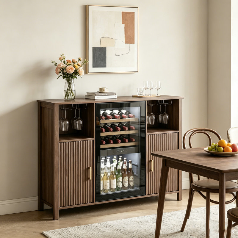 Buffet-bar à café cannelé brun de 135 cm avec compartiment mini-réfrigérateur, casier à vin amovible et tablettes ajustables