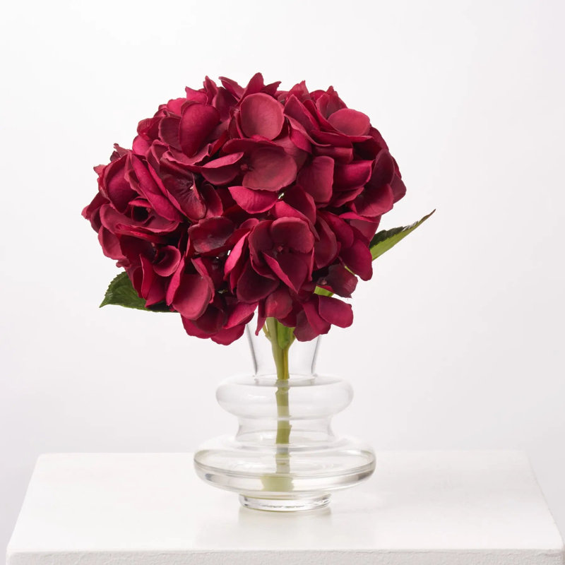 Arrangement de fleurs d'hortensia simple bourgogne