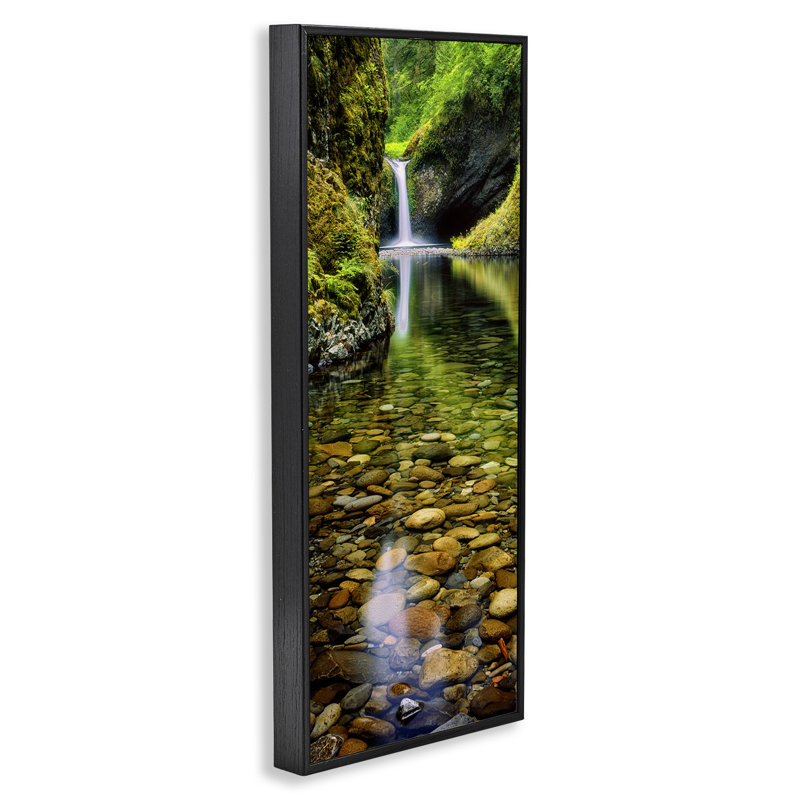 «Clear Stream Waterfall», estampe numérique noire encadrée par Dennis Frates, Giclée encadrée noir minuit