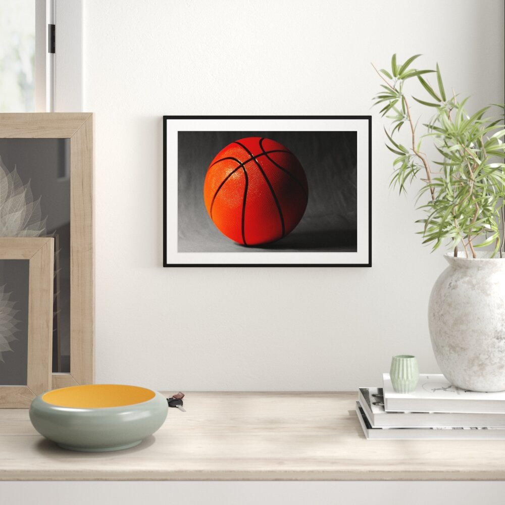 Basketball mit schwarzem Hintergrund Gerahmter Fotodruck