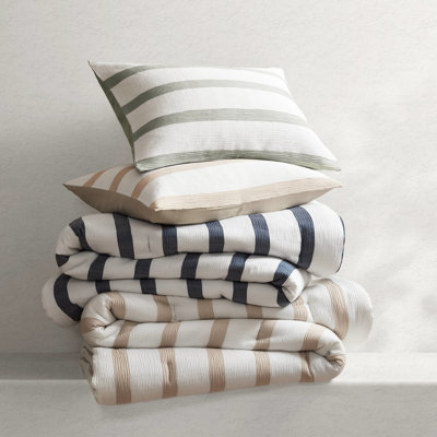 3 Comforter With -dyed Stripes, Soft Microfiber Back, And Certification. All Sleep Luxury Lightweight Fill, Reverse. Ideal For Contemporary Bedrooms