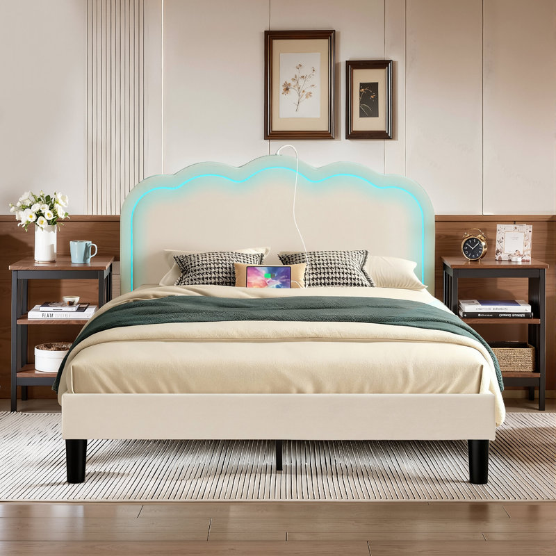 Grand lit tapissier avec 2 tables de chevet - lumières DEL et station de charge, ensemble de chambre à coucher moderne, Grand