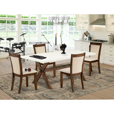 L'ensemble de mobilier de salle à manger 5 pièces comprend une table de salle à manger rectangulaire avec des pieds en X et 4 chaises rembourrées en lin beige clair, jacobin vieilli