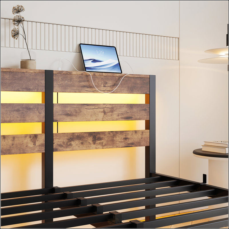Structure de lit double en métal avec tête de lit en bois