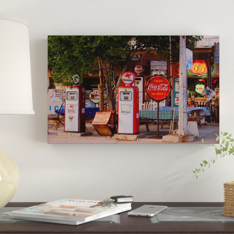 «Rt 66 Near Peach Springs Pompes» par Mike Jones Photo - reproduction de photo sur toile, H 12 po x l 19 po x P 2 po