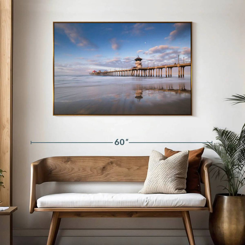 Coastal Huntington Pier, 46 po x 31 po, Cadre flottant doré