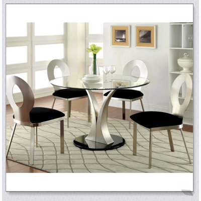 Ensemble de 2 chaises d'appoint en microfibre et en métal au fini argent et noir, alliant élégance moderne, confort et durabilité.