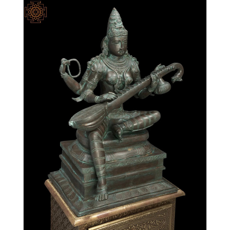 Statue Saraswati assise