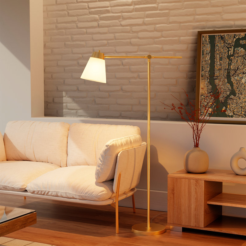 Lampe sur pied avec bras pivotant plaqué laiton mat 69 po Varley et abat-jour en tissu effilé blanc