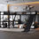 Lit superposé en L en forme de L (lit supérieur: simple, lit inférieur: double) avec lit mezzanine simple, bureau et tablettes de rangement, port de charge USB inclus - Lit superposé triple en métal avec glissade, noir