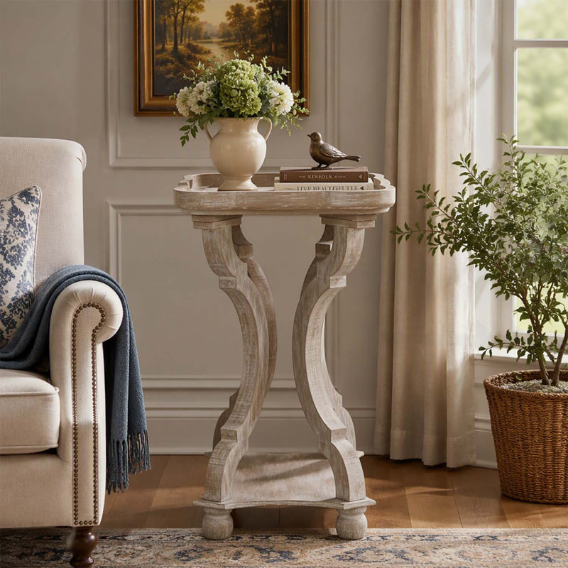 Charmante table d'appoint de style campagnard français avec un piètement en forme de sablier et un plateau à rebord, parfaite pour les espaces de vie élégants.