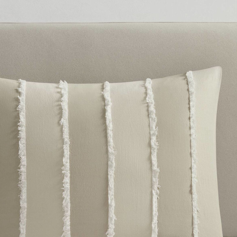 161532927-E60E Comforter