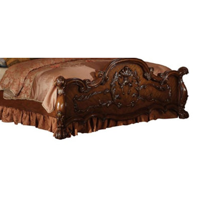 Le grand lit Dresden, un chef-d'œuvre de conception intemporelle avec des détails exquis et une fabrication robuste pour une expérience de chambre à coucher luxueuse.