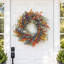 Couronne de porte d'entrée automnale artificielle de 61 cm (24 po) avec baies mélangées et mini-feuilles d'eucalyptus, décoration murale pour la fête de Thanksgiving.