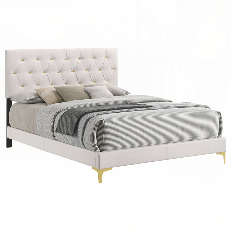 Élégant lit à panneau tapissier moderne avec capitonnage à boutons en losanges et accents dorés pour un confort luxueux