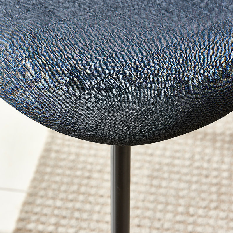 Chaise d'appoint rembourrée en tissu Gutshall, Noir