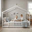 Lit en bois pleine grandeur de style maisonnette avec clôture de sécurité, couleur: blanc pur-432478916-432478919