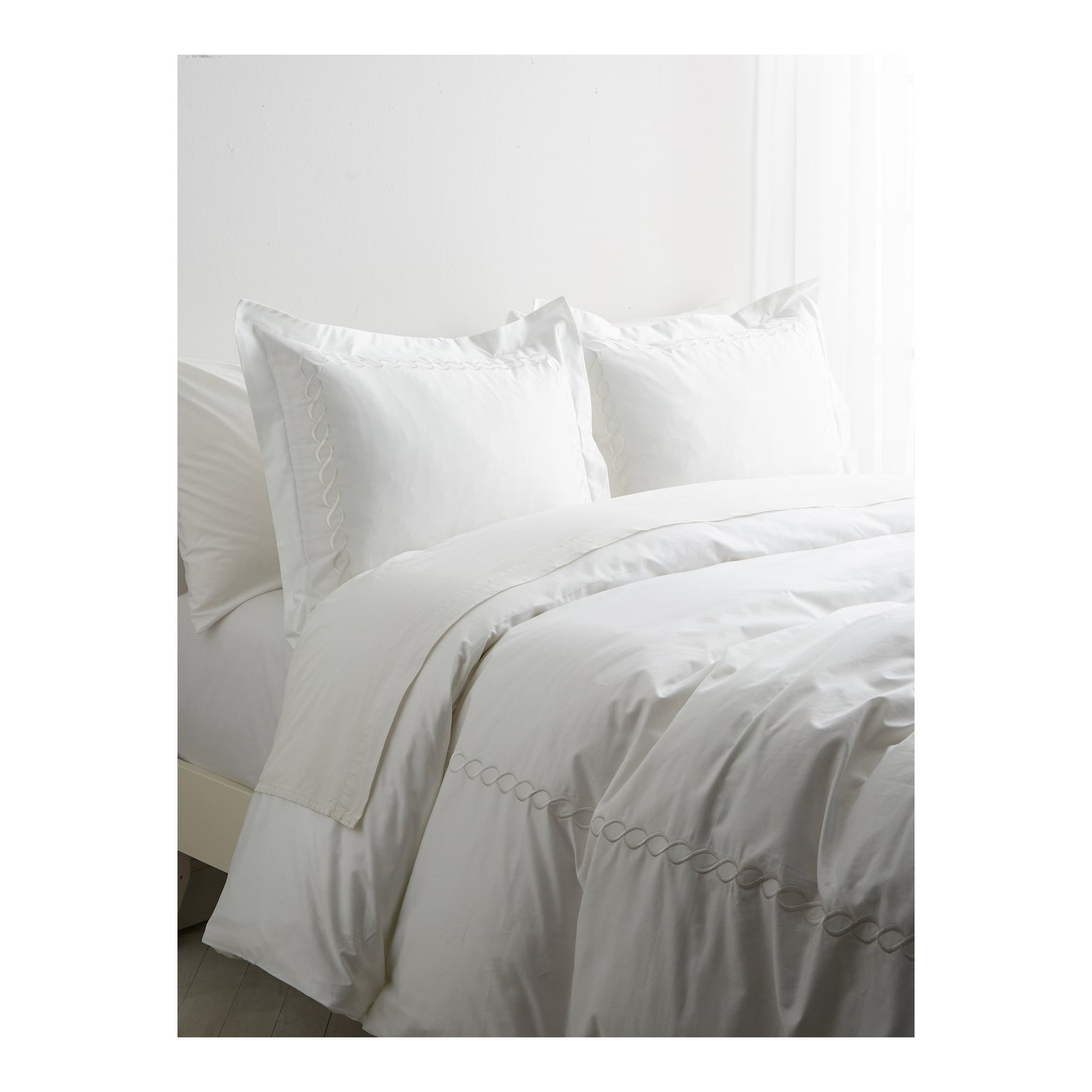 Avellana Sateen Duvet Cover Set, Queen Duvet Cover + 2 Shams, White