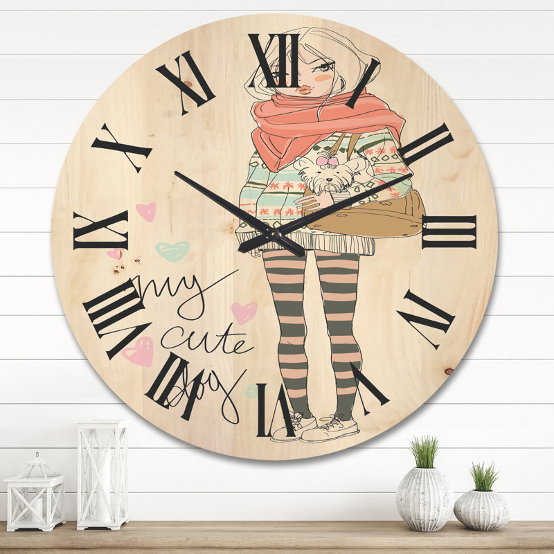 Jolie fille avec horloge murale en bois, Très grand
