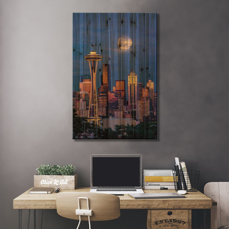 «Sayonara Seattle Skyline And Super Moon At Dusk, Seattle, Washington State on Wood» par Adam Jones, reproduction