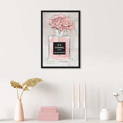 «Fashion and Glam Vase of Fragrance Perfumes», impression sur toile