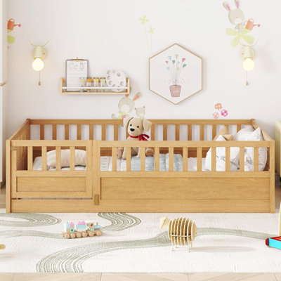 Lit au sol Montessori en bois, taille standard, avec barrières de sécurité de 54,4 cm de hauteur et porte. Lit au sol bas pour chambre d'enfant, idéal pour les chambres de bébé. Sommier à lattes. Couleur naturelle.
